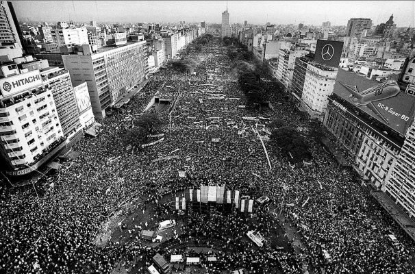 cierre_de_campana_de_raul_alfonsin_en_la_av._9_de_julio_-_llamado_a_elecciones_-_1983